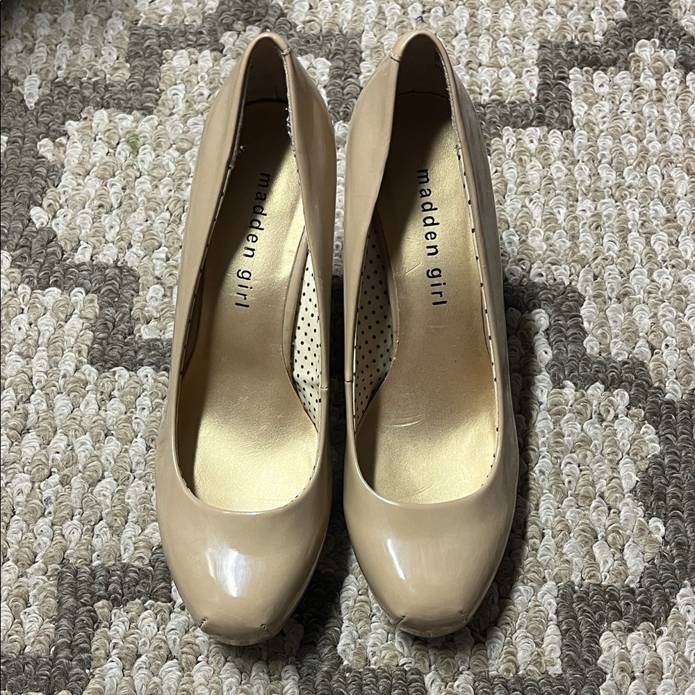 Madden Girl Soft Glossy Nude Medium Heel Women’s Shoes Size 6.5 Used